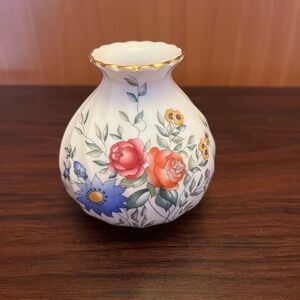 Wedgwood "AVEBURY" ~ England ~ Small Bud Vase ~ 3 1/2" Tall. In great condition.